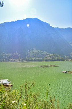 Turki dağlarında güzel, güneşli bir sabah. Yeşil, mavi, büyük, sakin bir gölün üstünde.