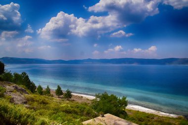 Turkuaz suyu, mavi gökyüzü ve beyaz plajlı Türk gölü Salda 'nın güzel yaz manzarası