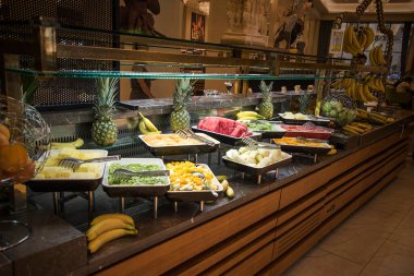 Açık büfede vitaminlerle dolu güzel, sağlıklı, taze, renkli meyveler.