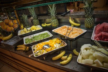 Açık büfede vitaminlerle dolu güzel, sağlıklı, taze, renkli meyveler.