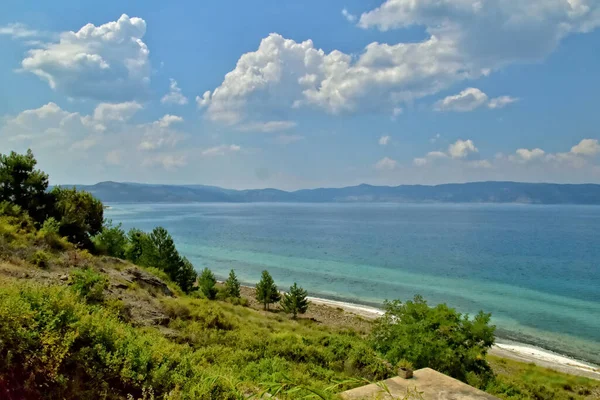 绿松石水 白沙滩组成的绿松石湖萨尔达美丽的夏季风景 — 图库照片