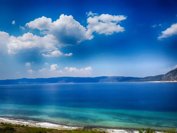 绿松石水 白沙滩组成的绿松石湖萨尔达美丽的夏季风景 — 图库照片