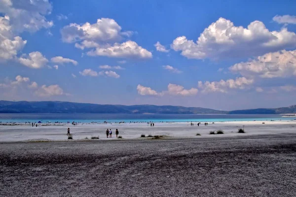 绿松石水 白沙滩组成的绿松石湖萨尔达美丽的夏季风景 — 图库照片