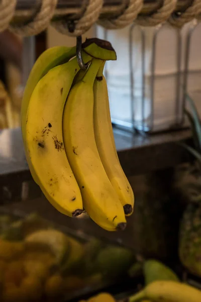 Ramo Colgante Deliciosos Plátanos Fragantes Amarillos Especiados Sobre Mostrador Con —  Fotos de Stock