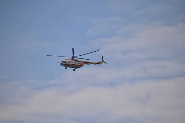 Große Fliegende Kampfhubschrauber Vor Blauem Himmel Mit Wolken Einem Sonnigen — Stockfoto