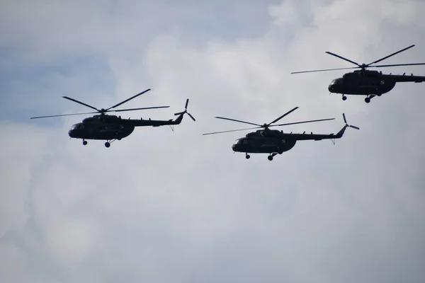 Große Fliegende Kampfhubschrauber Vor Blauem Himmel Mit Wolken Einem Sonnigen — Stockfoto