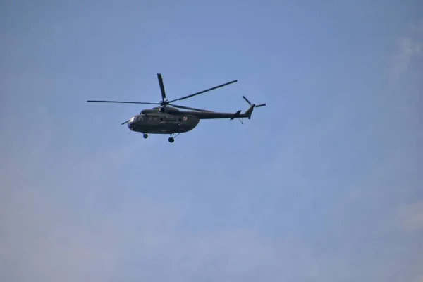 Grandes Helicópteros Voadores Combate Contra Céu Azul Com Nuvens Dia — Fotografia de Stock