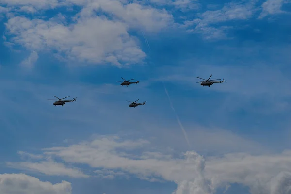 Große Fliegende Kampfhubschrauber Vor Blauem Himmel Mit Wolken Einem Sonnigen — Stockfoto