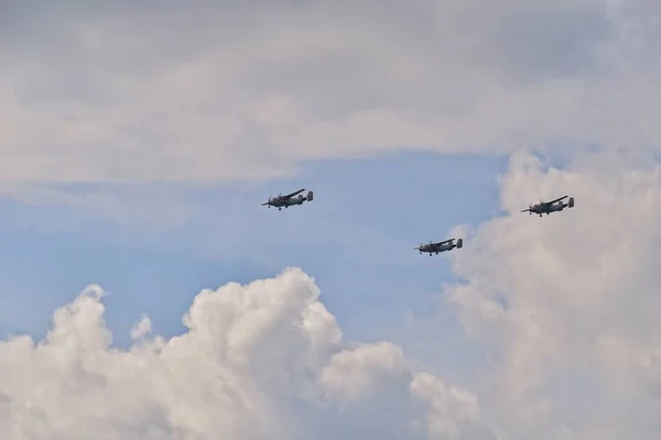 Duży Latający Samolot Bojowy Przeciwko Błękitnemu Niebu Chmurami Słoneczny Dzień — Zdjęcie stockowe