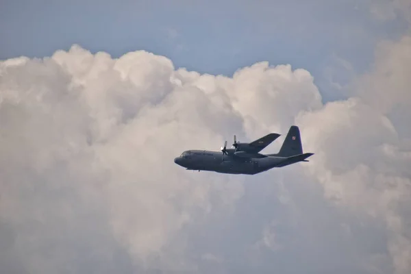 Große Fliegende Kampfflugzeuge Gegen Den Blauen Himmel Mit Wolken Einem — Stockfoto