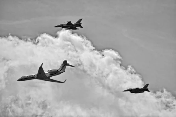 Large Flying Combat Aircraft Blue Sky Clouds Sunny Day — Stock Photo, Image