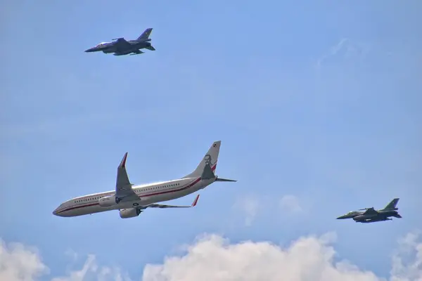 Güneşli Bir Günde Mavi Gökyüzüne Karşı Büyük Uçan Savaş Uçakları — Stok fotoğraf