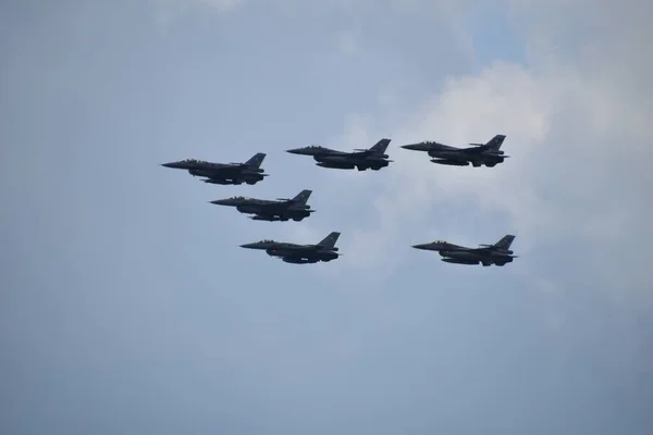 Gran Avión Combate Volador Contra Cielo Azul Con Nubes Día — Foto de Stock