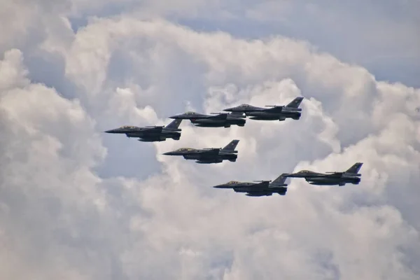 Gran Avión Combate Volador Contra Cielo Azul Con Nubes Día — Foto de Stock