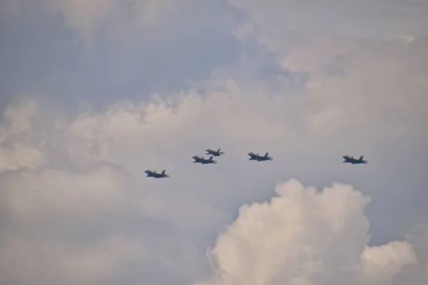 Große Fliegende Kampfflugzeuge Gegen Den Blauen Himmel Mit Wolken Einem — Stockfoto