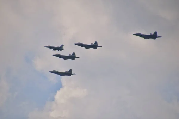 Gran Avión Combate Volador Contra Cielo Azul Con Nubes Día — Foto de Stock