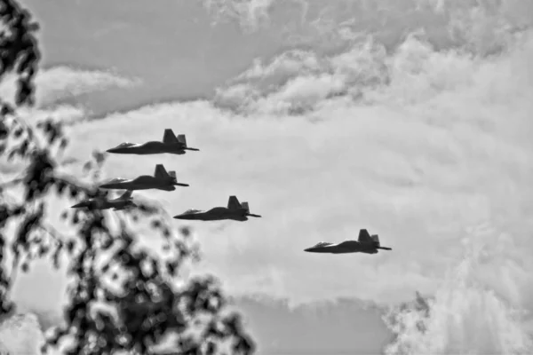Большой Летающий Боевой Самолет Против Голубого Неба Облаками Солнечный День — стоковое фото