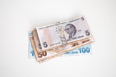 Beyaz bir masanın üzerinde duran çok sayıda Türk kağıt para birimi