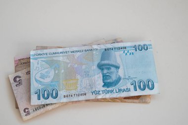 Beyaz bir masanın üzerinde duran çok sayıda Türk kağıt para birimi