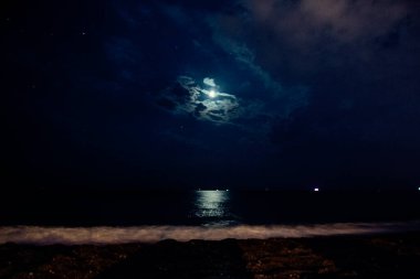 Tepesinde ışıklar olan Türk şehri Alanya 'nın güzel gece manzarası