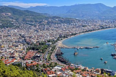 Türkiye 'nin Alanya kentindeki tepenin güzel yaz manzarası güneşli bir günde