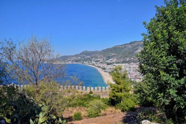 Türkiye 'nin Alanya kentindeki tepenin güzel yaz manzarası güneşli bir günde