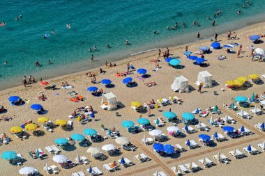 Tatilde dinlenen insanlarla dolu kuş bakışı manzaralı güzel bir sahil manzarası.