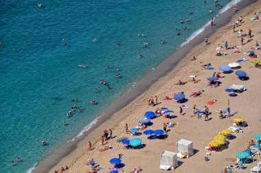 Tatilde dinlenen insanlarla dolu kuş bakışı manzaralı güzel bir sahil manzarası.