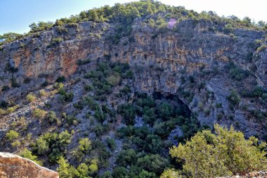 Bir yaz günü yeşil ormanlarla kaplı Türk dağlarının güzel manzarası,