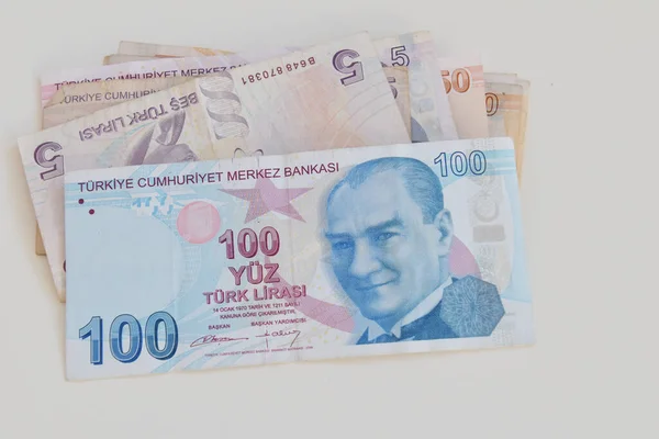 Білому Столі Лежить Кілька Турецьких Паперових Банкнот — стокове фото