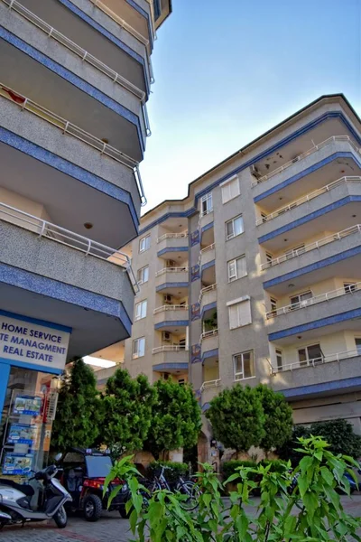 Türkiye 'nin Alanya kentinin sıcak bir yaz gününde genellikle binalar üzerinde sakin bir manzara