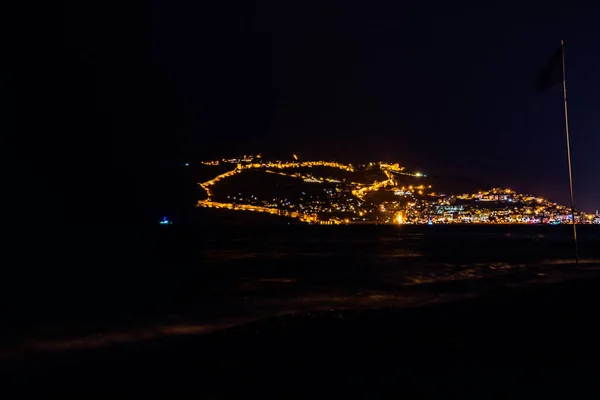 土耳其城市阿拉亚美丽的夜景 山上点着灯 — 图库照片