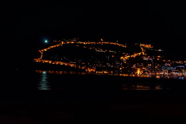 Schöne Nächtliche Ansicht Der Türkischen Stadt Alanya Mit Lichtern Auf — Stockfoto