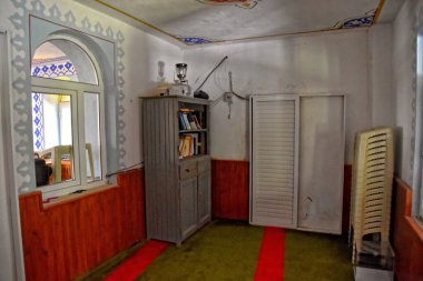 bir madenci ile küçük bir Türk köyü camiinin güzel, sade iç mimarisi