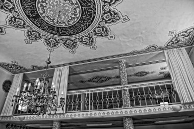 bir madenci ile küçük bir Türk köyü camiinin güzel, sade iç mimarisi