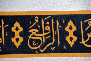 bir madenci ile küçük bir Türk köyü camiinin güzel, sade iç mimarisi