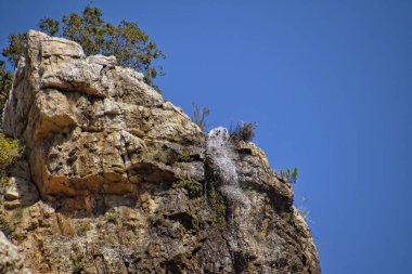 Türk dağlarında ilginç bir şelale ve sapadere kanyonu olan güzel doğal bir manzara.