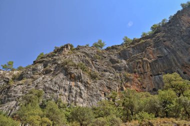 Türk dağlarında ilginç bir şelale ve sapadere kanyonu olan güzel doğal bir manzara.