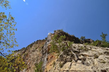 Türk dağlarında ilginç bir şelale ve sapadere kanyonu olan güzel doğal bir manzara.