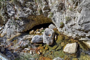 Türk dağlarında ilginç bir şelale ve sapadere kanyonu olan güzel doğal bir manzara.