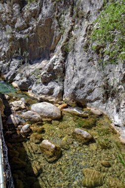 Türk dağlarında ilginç bir şelale ve sapadere kanyonu olan güzel doğal bir manzara.