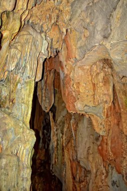 Türk dağlarındaki ilginç mağara sarkıtlar ve dikitler arka planı oluşturuyor.