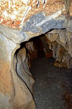 Türk dağlarındaki ilginç mağara sarkıtlar ve dikitler arka planı oluşturuyor.