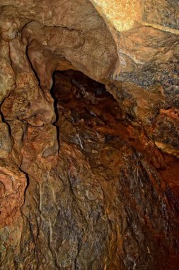 Türk dağlarındaki ilginç mağara sarkıtlar ve dikitler arka planı oluşturuyor.