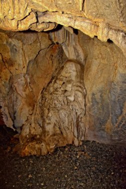 Türk dağlarındaki ilginç mağara sarkıtlar ve dikitler arka planı oluşturuyor.