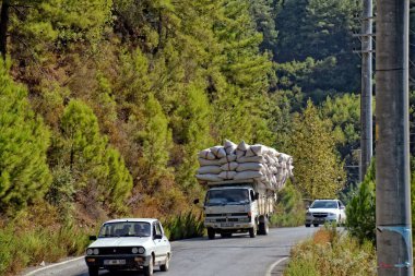 Sıcak bir yaz gününde Türkiye dağlarında güzel boş bir çakıl yolu