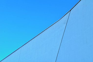 Mimarinin güzel, orijinal parçaları mavi gökyüzüne karşı ilginç bir zemin oluşturuyor.