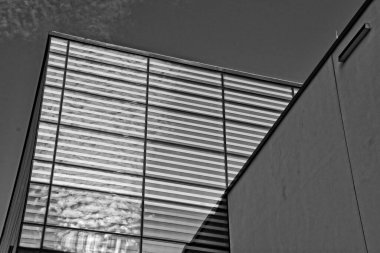 Mimarinin güzel, orijinal parçaları mavi gökyüzüne karşı ilginç bir zemin oluşturuyor.