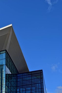 Mimarinin güzel, orijinal parçaları mavi gökyüzüne karşı ilginç bir zemin oluşturuyor.