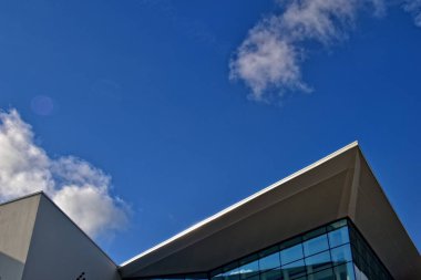 Mimarinin güzel, orijinal parçaları mavi gökyüzüne karşı ilginç bir zemin oluşturuyor.